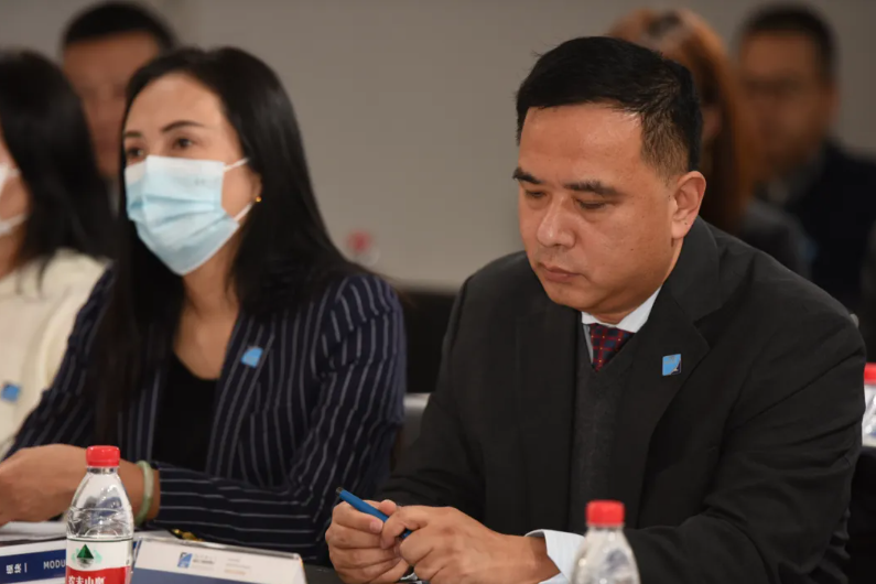 对话杨虎 | 在认知的“无人区”掌灯：AI时代的制造业突围与企业家终身修行